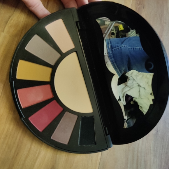 🦇 Orb Of Light Into The Darkness Palette - Picture 10 of 13